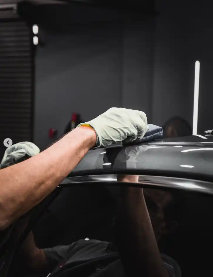 Proceso manual de limpieza y acabado